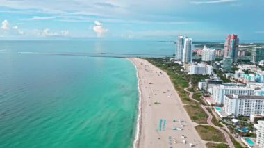 Miami 'nin güney sahilinin deniz manzarası. Miami 'de modern binaları olan Florida. Hava görüntüsü. Miami, Florida 'daki deniz manzarası. Yaz mevsimi deniz kenarı. Seyahat hedefi.