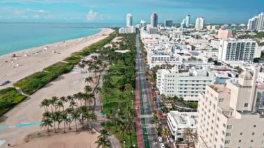 Miami 'de hava manzarası. Şehrin havadan manzarası. Florida 'ya git. Ocean Drive tarihi bölge. Miami sahil seyahati. Ocean Drive, Güney Sahili, Miami. Drone videosu.