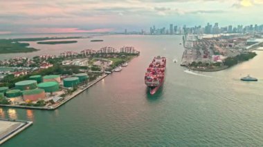 Limandan ayrılan hava görüntülü kargo gemisi. Kargo işi 4K. Konteyner gemisi. Miami 'de konteynırlı kargo gemisi, insansız hava aracı manzaralı. Konteynır Miami, Florida 'daki kargo gemisine yüklendi. Gönderme.