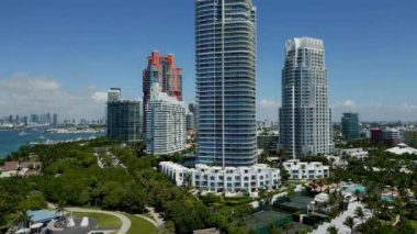 Miami Güney Sahili hava manzarası. Miami 'deki gökdelen havalimanı. Miami 'nin güney sahili. South Beach 'teki şehir manzarası. Skyline panorama. Miami 'nin gökdelen mimarisi. Lüks konutlar.