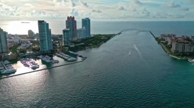 Miami hava manzaralı. Miami, Florida 'da panoramik hava aracı görüntüsü. Miami plajı hava manzarası. Miami South Beach, Florida ABD 'deki Marina şehri. Skyline panorama. Dodge ve Fisher Adası ve Marina Körfezi.