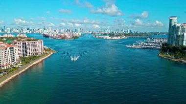 Miami manzaralı hava manzarası. Miami marinasında, Florida 'da Skyline hava aracı. Miami güney sahili hava manzaralı. Güney Sahili, ABD 'de liman manzarası. Skyline panorama. Biscayne Körfezi marinası. Güney Sahili.
