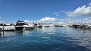 Yaz tekne tatili. Miami yat turu. Yazın yat tatili. Marina körfezi. Deniz marinasında lüks bir karavan yatı. Navigasyon yatı. Miami sahiline demir atmış özel lüks bir tekne. Yat partisi..