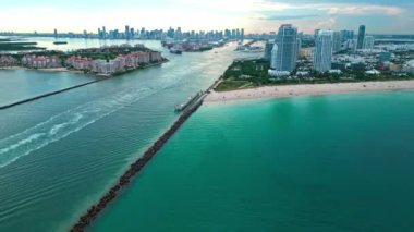 Güney Sahili, ABD 'de liman manzarası. Skyline panorama. Biscayne Körfezi marinası. Miami manzaralı hava manzarası. Miami marinasında, Florida 'da Skyline hava aracı. Miami güney sahili hava manzaralı. Miami Sanat Sahnesi.