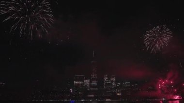Flashing Fireworks ile New York City Skyline Manhattan. New York Manhattan havai fişekleri. New York Havai fişekleri Manhattan üzerinde. 4 Temmuz Havai fişekleri. Bağımsızlık Günü
