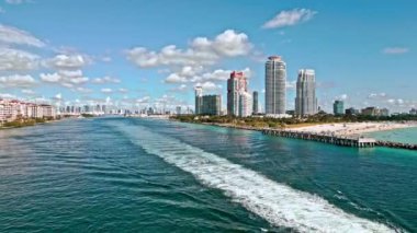 Skyline panorama. Yat limanında lüks bir yat. Miami hava manzaralı. Miami 'de panoramik hava aracı görüntüsü. Miami plajı hava manzarası. Lüks marina. Miami Beach, ABD 'deki Marina şehir manzarası. Denizcilik zarafeti.