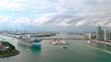 8 Haziran 2024 - Miami Plajı, Florida: Miami Güney Sahili 'nin yanında denize açılan Deniz Gezisi gemisi Icon. - Evet. Icon of the Seas, Güney Sahili yakınlarında gün batımında yelken açan en büyük yolcu gemisidir.