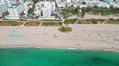 Miami 'de modern binaları olan Florida. Hava görüntüsü. Miami, Florida 'daki deniz manzarası. Yaz mevsimi deniz kenarı. Seyahat güzergahı. Miami 'nin güney sahilinin deniz manzarası. Sıcak iklim.