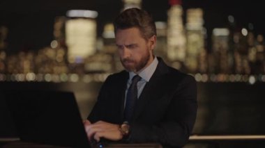 Sanal toplantı. Freelancer geliştiricisi dışarıda program kodları yazıyor. İş adamı. İnternet ofisinden dizüstü bilgisayarda çalışan İspanyol bir iş adamı. İşletme yöneticisi uzaktan kumanda çalışıyor. CEO adam..