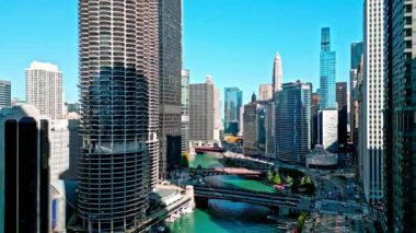 Chicago, ABD - 21 Ekim 2024: Cityscape. Chicago şehir merkezi, Chicago nehri manzarası. Şehir manzaralı gökdelen binası. Şehir merkezi mimarisi. ABD şehrinin gökdelen mimarisi. Şehrin ufuk çizgisi görünümü.