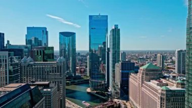 Chicago, ABD - 21 Ekim 2024: Gökdelen binalı şehir manzarası. Şehir merkezi mimarisi nehir manzarası. Chicago Nehri, City 'de. Chicago şehir merkezi. Gökdelen mimarisi. Chicago şehir manzarası.