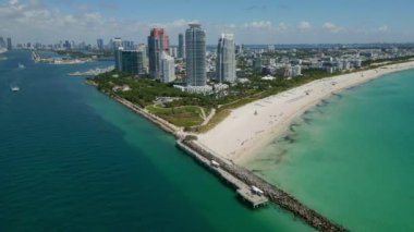 South Beach 'in liman manzarası. Skyline panorama. Biscayne Körfezi marinası. Miami Güney Sahili hava manzarası. Miami marinasında gökyüzü. ABD havacılık simgesi. Miami güney plajı. Lüks görünüm.