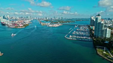 Miami plajı hava manzarası. Miami Beach, Florida ABD 'deki Marina City manzarası. Skyline panorama. Fisher Adası. Dodge Adası ve Marina Körfezi. Miami hava manzaralı. Miami, Florida 'da panoramik hava aracı görüntüsü.