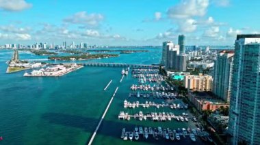 Skyline Panorama Marina Körfezi. Biscayne Körfezi. Miami Biscayne Körfezi hava manzaralı. Miami 'de panoramik hava aracı görüntüsü. Miami güney sahili hava manzaralı. Florida, Miami Beach 'teki Marina şehri. Yat Kulübü.