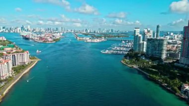 Güney Sahili, ABD 'de liman manzarası. Skyline panorama. Biscayne Körfezi marinası. Miami Güney Sahili hava manzarası. Miami marinası, Florida 'daki Skyline hava sahası. Miami 'nin güney sahili..