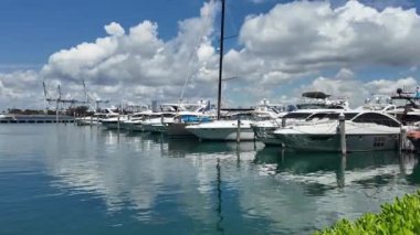 Lüks yat marinası. Lüks bir tekne. Marina, Miami Beach, Florida USA 'de. Yat teknesi Biscayne Körfezi 'ne yanaştı. Lüks yatı olan Miami Marina şehir merkezinde. Yaz tatili.