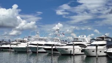 Miami, Florida, ABD - 19 Haziran 2024: Miami yat ve teknesi etkileyici. Lüks bir yat. Miami sahilinde lüks bir yat. Miami Beach, Florida 'daki Marina' da. Lüks Güney Sahili Marinası.