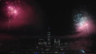 Flashing Fireworks ile New York City Skyline Manhattan. New York Manhattan havai fişekleri. New York Havai fişekleri Manhattan üzerinde. 4 Temmuz Havai fişekleri. Bağımsızlık Günü
