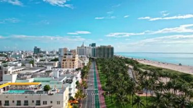 Ocean Drive Bulvarı. Miami sahil seyahati. Ocean Drive 'daki Miami South Beach. Miami plajındaki hava manzarası, ABD. Manzaralı hava manzarası. Yazın Florida 'ya seyahat et. Meşhur Ocean Drive otelleri.