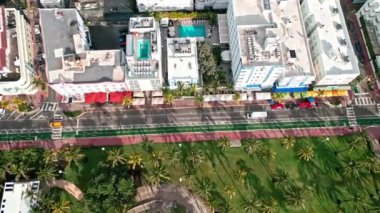 Miami sahilindeki hava manzarası. Şehrin havadan manzarası. Yazın Florida 'ya seyahat et. Miami sahil seyahati. Ocean Drive Florida 'daki Miami South Beach. Okyanus boyunca palmiye ağaçları.