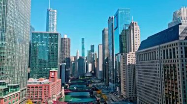 Chicago, ABD - 21 Ekim 2024 Chicago şehir merkezi, Chicago nehri. Gökdelen binalı şehir manzarası. Şehir merkezi mimarisi. ABD şehrinin gökdelen mimarisi. Şehir manzarası. Hava görünümü.