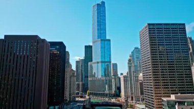 Chicago, ABD - 21 Ekim 2024 Şehir merkezi turu. Seyahat güzergahı. Chicago 'ya git. Şehrin insansız hava aracı görüntüsü. Şehir merkezindeki gökdelen. Chicago havacılık şehri manzarası. Panoramik görünüm.