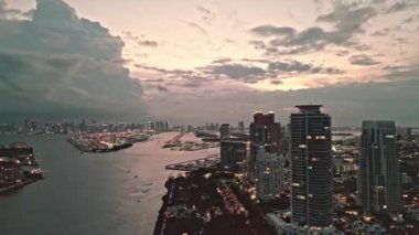 Akşam günbatımında şehir silüeti. Havadan şehir manzarası. Gece Miami South plajı. Geceleri gökdelen şehri hava manzarası. Gece şehri hava manzarası. Miami, Florida 'da lüks bir gökdelen. Miami şehir merkezi.