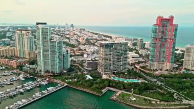 Lüks yat marinası. Fisher Adası Panoraması. Miami güney sahili hava manzaralı. Miami 'deki Marina. Biscayne Körfezi. Lüks yatı olan Miami marinası. Yaz tatili. Lüks Güney Sahili Hava Limanı.