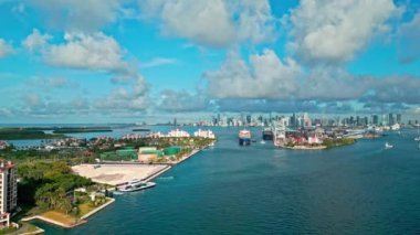 Konteynır Miami, Florida 'daki kargo gemisine yüklendi. Hava manzaralı kargo gemisi. Kargo işi 4K. Konteyner gemisi. Miami 'de konteynırlı kargo gemisi, insansız hava aracı manzaralı. Uluslararası sevkiyat.