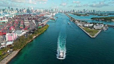 Yat Dodge Adası 'nı ve marina koyunu geçiyor. Miami hava manzaralı. Miami, Florida 'da panoramik hava aracı görüntüsü. Miami plajı hava manzarası. Miami Beach, Florida ABD 'deki Marina City manzarası. Skyline Panoraması.