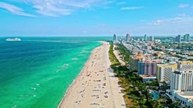 Biscayne Körfezi Havacılık. Biscayne Körfezi 'nde yolcu gemisi. Miami kıyı şeridi. Miami güney sahili hava manzaralı. Deniz sahili ve sahil şeridi. Miami 'de yaz tatili. Sahilde deniz seyahati. ABD.