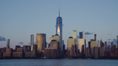 Akşam New York Manhattan 'da. New York 'ta günbatımı Aşağı Manhattan Finans Bölgesi Hudson Nehri' nde. New York 'tan sevgilerle. Manhattan New York Şehri, New York. Manhattan 'ın ufuk çizgisi gündoğumu manzarası