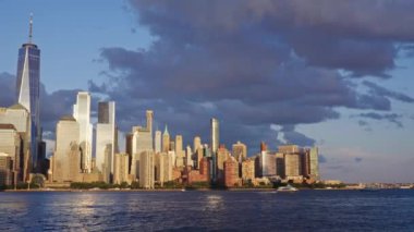 Manhattan New York Şehri, New York. New York Manhattan 'da hava karardığında zaman turu başlar. New York 'ta günbatımı Aşağı Manhattan Finans Bölgesi Hudson Nehri' nde. New York 'tan sevgilerle..
