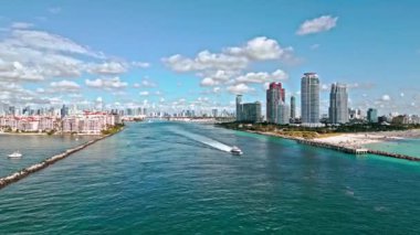 Lüks marina. Florida, Miami Beach 'teki Marina şehri. Skyline panorama. Yat limanında lüks bir yat. Miami hava manzaralı. Miami 'de panoramik hava aracı görüntüsü. Miami plajı hava manzarası. Okyanus yolculuğu.
