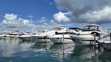 Deniz marinasında lüks bir karavan yatı. Navigasyon yatı. Miami sahiline demir atmış özel lüks bir tekne. Yaz tekne tatili. Miami yat turu. Yazın yat tatili. Yat kulübesi. Tekne kiralama.
