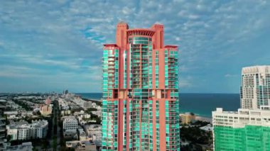 Miami 'de lüks bir gökdelen. Gökdelenli şehir silueti. Havadan şehir manzarası. Miami Güney Sahili lüks mimarisi. Gökdelen şehir manzarasında lüks bir manzara. Şehir merkezinin hava manzarası. Uzaklaştır.