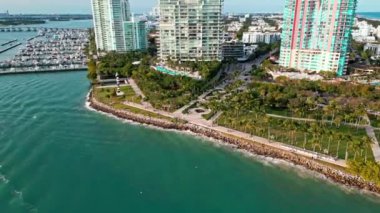 Miami plajındaki South Pointe iskelesi. Lüks marina manzaralı..