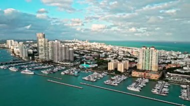 Lüks yatı olan Miami marinası. Yaz tatili. Lüks havacılık marinası. Lüks şehir manzarası. Miami hava manzaralı. Miami manzaralı bir Marina. Florida 'da günbatımında lüks bir hayat. Biscayne Körfezi.