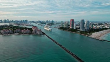 Miami limanından ayrılan yolcu gemisi, Fisher Adası. Miami Limanı. Miami seyir anteninden. Lüks silindir yolcu gemisi. Miami limanı hava görüntüleri. Yolcu gemisi gemisi. Hava görüntüleri.