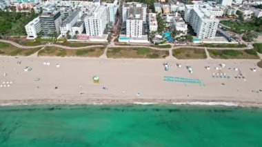 Lüks bir varış yeri. Miami, ABD 'nin sahil kıyısı. Yazın kıyı şeridi. Denizde tatil. Miami sahilinde yaz tatili. Miami güney sahili hava manzaralı. Miami sahilinde yaz tatili. Okyanus dalgaları.