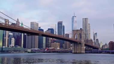 Şehir köprüsü mimarisi. Brooklyn dönüm noktası. New York 'taki Brooklyn Köprüsü. Manhattan şehir manzarasının zaman aşımı. Brooklyn Köprüsü 'nün Metropolis' teki gökdelenler üzerindeki muhteşem manzarası..