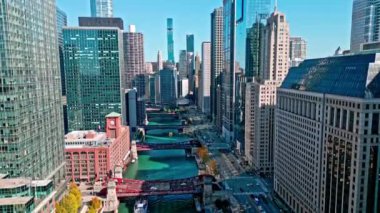 Chicago, ABD - 21 Ekim 2024: Gökdelen mimarisi. Chicago şehir manzarası. Gökdelen binalı şehir manzarası. Şehir merkezi mimarisi ve nehri. Chicago Şehri. Chicago şehir merkezi..