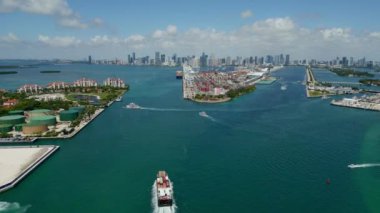 İhraç ve ithalat. Kargo sigorta işi 4K. Miami 'de konteynırlı kargo gemisi, hava manzaralı. Kargo gemisinde nakliye konteynırı. Kargo gemisi limana giriyor. Konteyner gemisi.