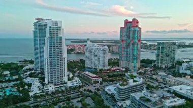 Miami Güney Sahili hava manzarası. Miami gökdeleninde hava durumu. Miami 'nin güney sahili. South Beach 'teki şehir manzarası. Florida Panoraması. Miami 'nin gökdelen mimarisi. Biscayne Körfezi.