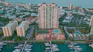 Miami güney sahili hava manzaralı. Marina Miami, Florida 'da. Biscayne Körfezi. Lüks yatı olan Miami marinası. Yaz tatili. Lüks Güney Sahili marinası. Lüks yat..