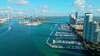 Miami, Florida 'da panoramik hava aracı görüntüsü. Miami güney sahili hava manzaralı. Miami Beach 'teki Marina şehri. Skyline Panorama Marina Körfezi. Biscayne Körfezi. Miami Biscayne Körfezi hava manzaralı. Lüks hayat..