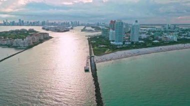 Güney Sahili, ABD 'de liman manzarası. Skyline panorama. South Beach sahnesi. Deniz kıyısı. Miami Güney Sahili hava manzarası. Miami marinası, Florida 'daki Skyline hava sahası. Miami 'nin güney sahili..