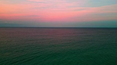 Martılarla birlikte gökyüzünde gün doğumu. Denizde dramatik gündoğumu ufku. Günbatımı deniz manzarasında romantik bir yaz tatili. Okyanusta gün batımı. Yaz tatilinde gün batımı deniz manzarası.