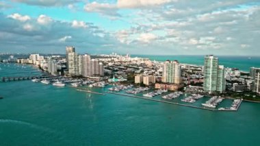 Miami manzaralı bir Marina. Florida 'da lüks bir hayat. Biscayne Körfezi. Lüks yatı olan Miami marinası. Yaz tatili. Lüks havacılık marinası. Lüks şehir manzarası. Miami hava görüntüsü.