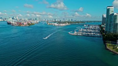 Miami güney sahili hava manzaralı. Miami Beach 'teki Marina şehri. Lüks bir manzara. Skyline Panorama Marina Körfezi. Biscayne Körfezi. Miami Biscayne Körfezi hava manzaralı. Miami Florida 'da panoramik hava aracı görüntüsü.